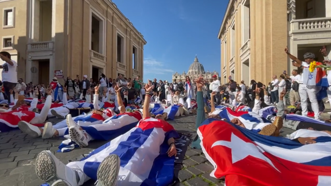 Cubanos protestan frente al Vaticano tras negativa del Papa de pronunciarse ante los abusos en su país