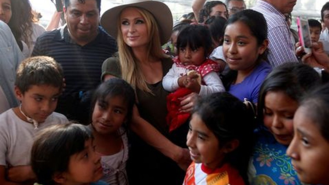 Paris Hilton visita damnificados en Xochimilco