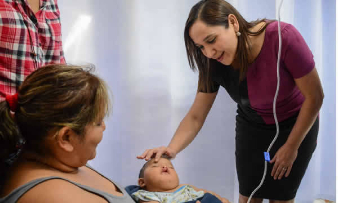 Presidenta del DIF Nuevo Laredo visita a menores operados