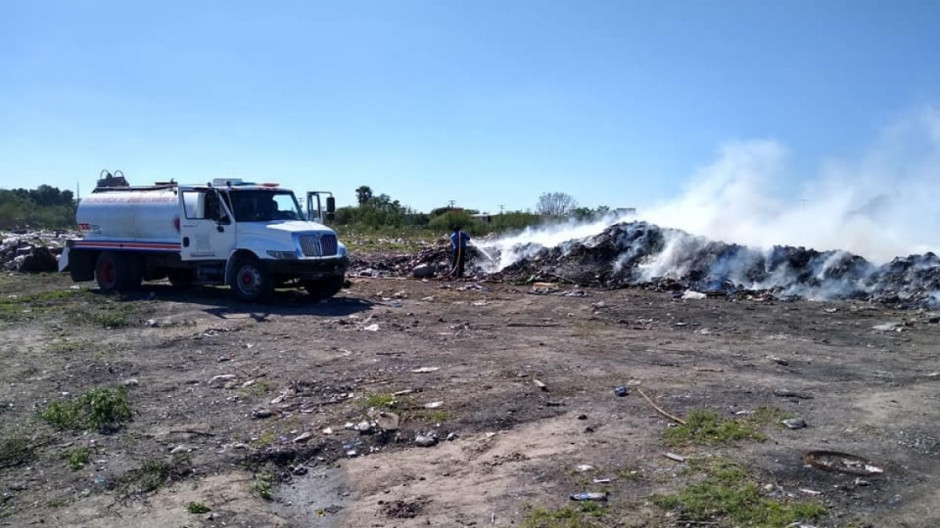 Provocan nuevo incendio en basurero clandestino