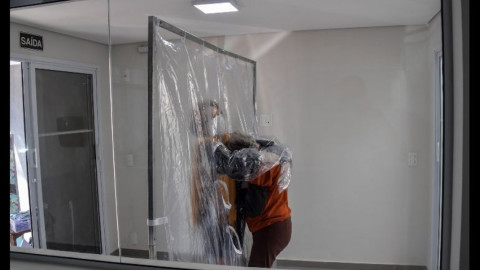 Instalan "cortina de abrazos" en asilo de Brasil