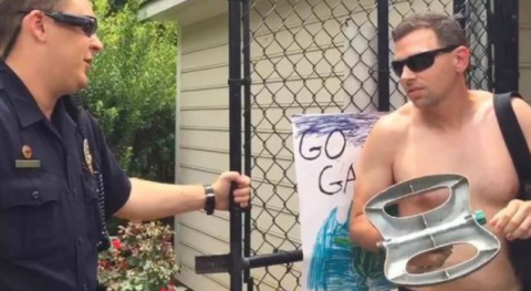 Hombre pierde empleo por incidente racial