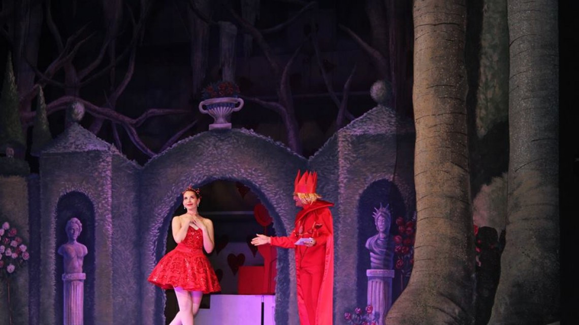 Alcaldesa asiste a presentación del ballet clásico "Alicia en el país de las maravillas"