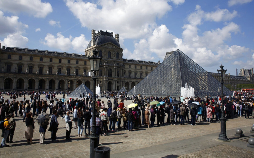 Tras paro de trabajadores, Louvre abre de nuevo sus puertas