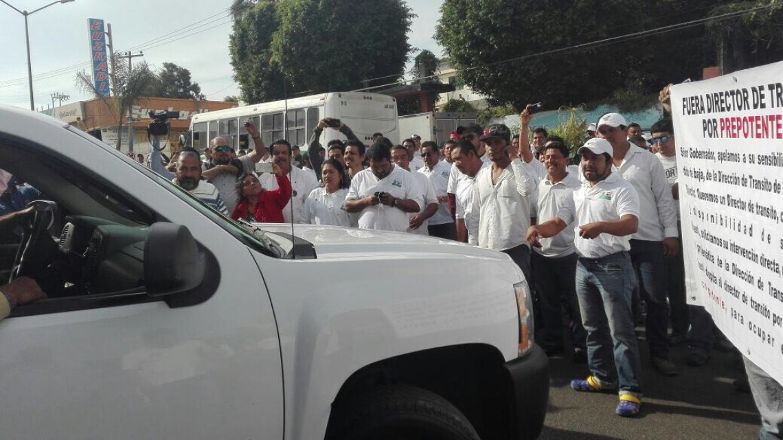Bloquean choferes Av. Hidalgo, piden destitución de director de Tránsito