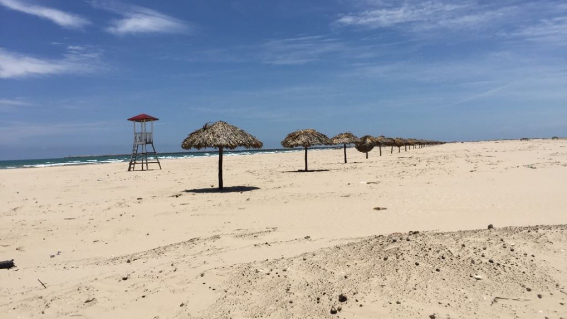 Flotan manchas de petróleo y se esparcen en Playa Tesoro