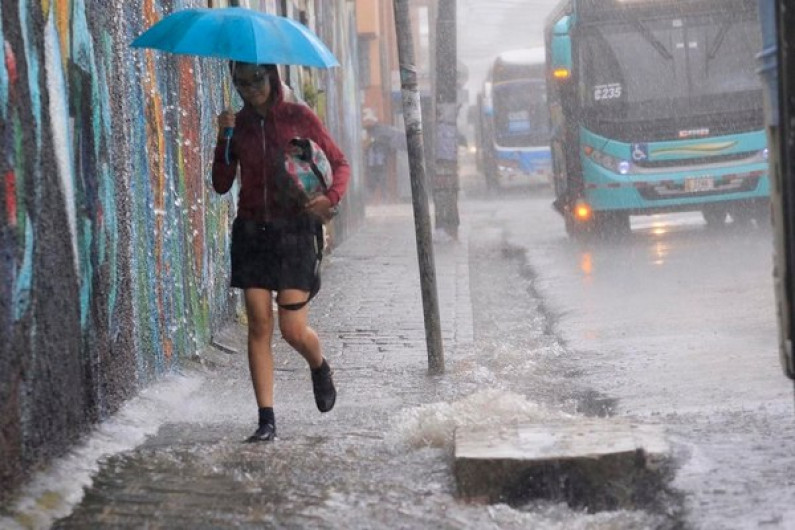 Pronostican lluvias fuertes y chubascos en nueve estados