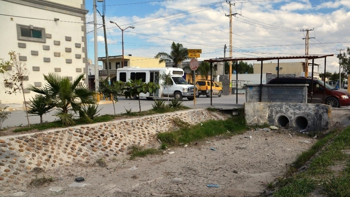 Realizan limpieza y saneamiento en drenes