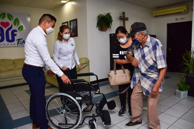 Apoya DIF Reynosa con sillas de ruedas