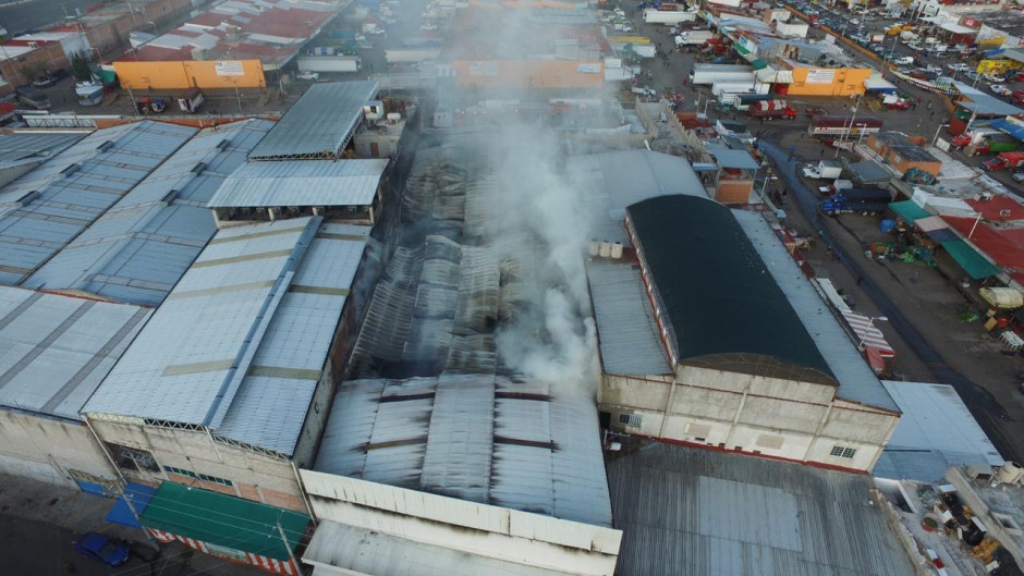 Se incendia bodega en Central de Abasto de Querétaro