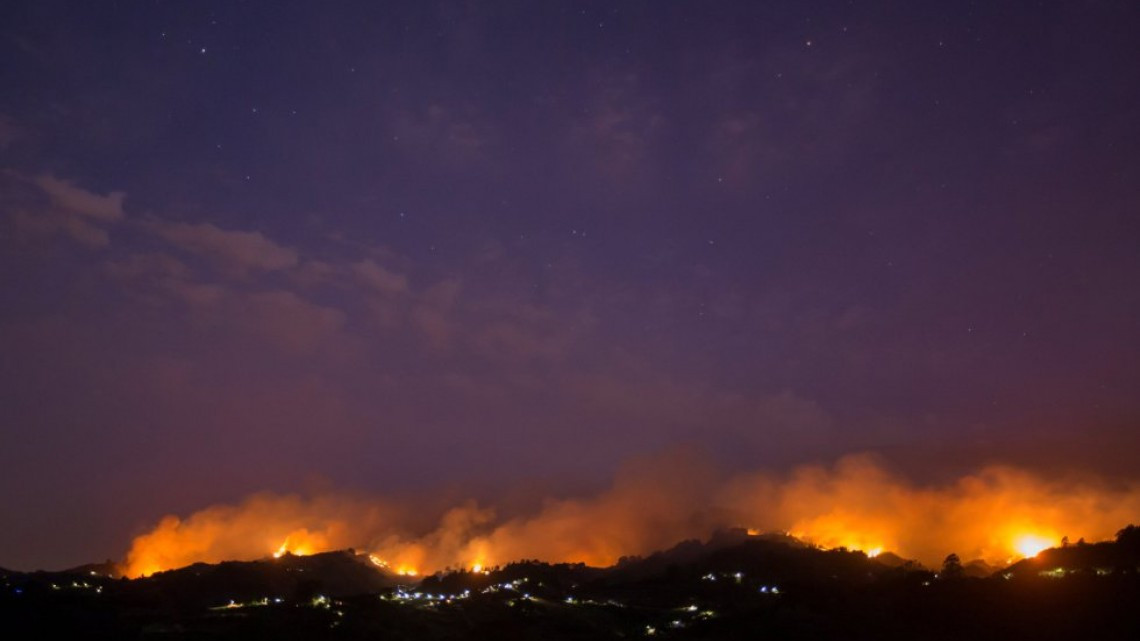 Evacuan 8.000 personas en el fuego "sin control" de Gran Canaria 