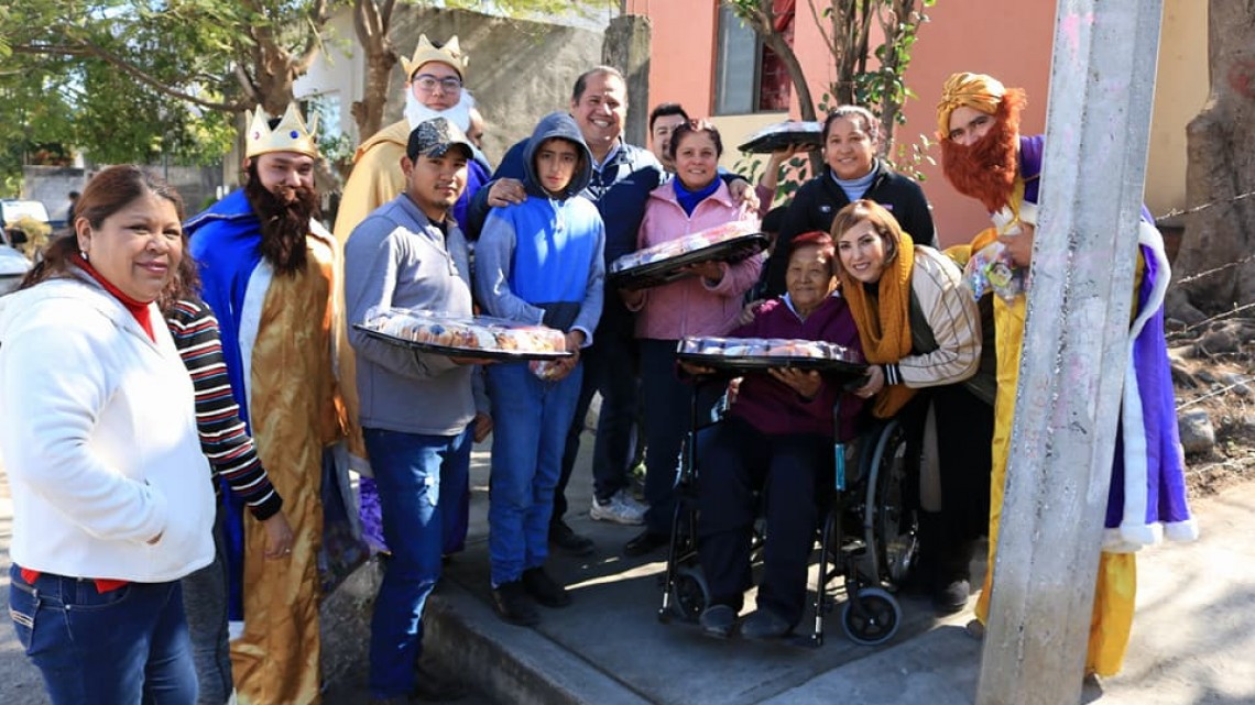 Entrega Ayuntamiento y DIF Victoria roscas y juguetes a familias
