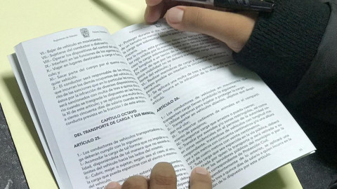 Conductores deben leer reglamento de tránsito para no ser engañados: Rafael Mouret