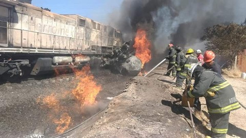 Pipa termina en llamas por intentar ganarle el paso al tren