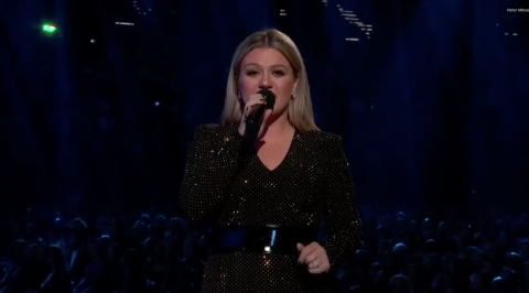 Kelly Clarkson pide acción al recordar tiroteo en Texas