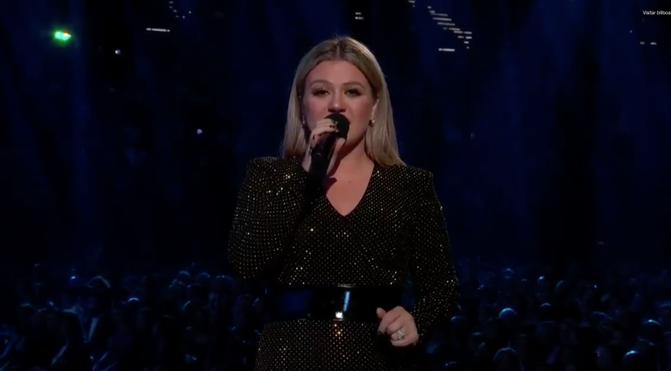 Kelly Clarkson pide acción al recordar tiroteo en Texas