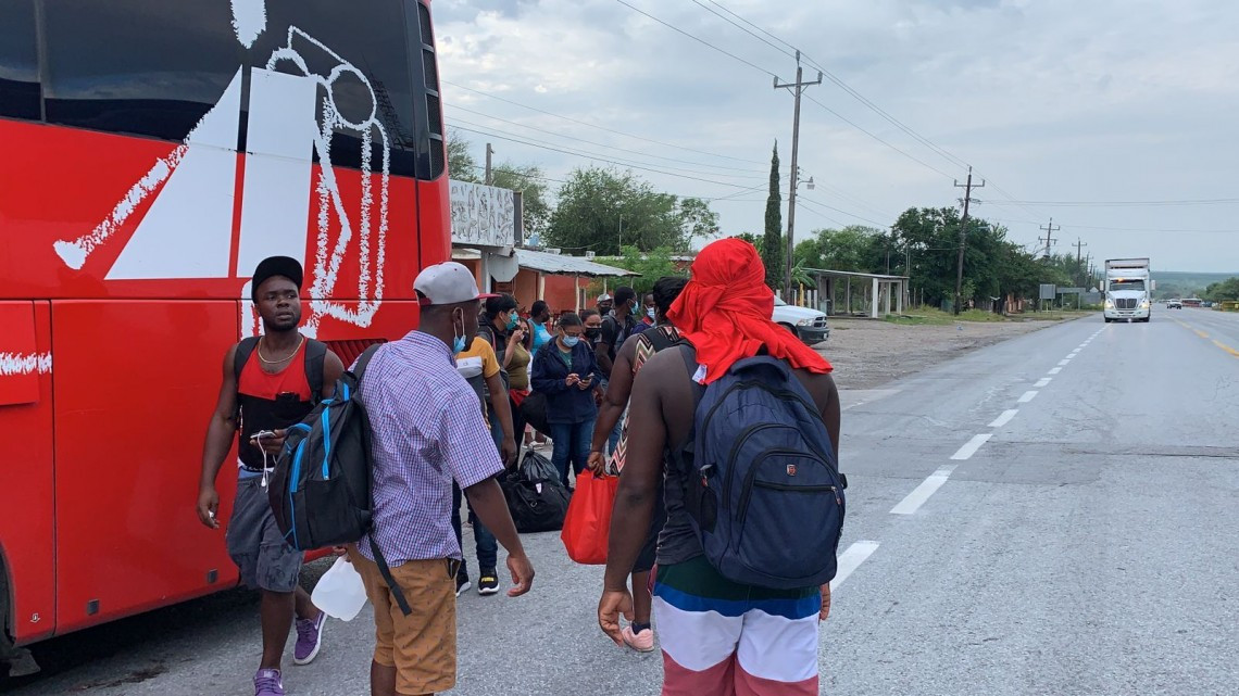 Haitianos son retenidos en la Victoria - Matamoros; denuncian racismo