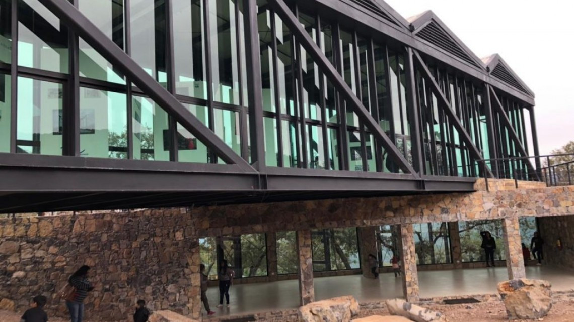 Con medidas sanitarias Victoria recibe a paseantes