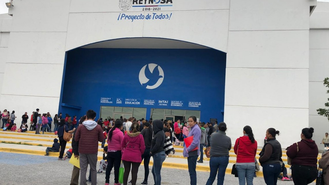 Largas filas de espera para trámites de becas