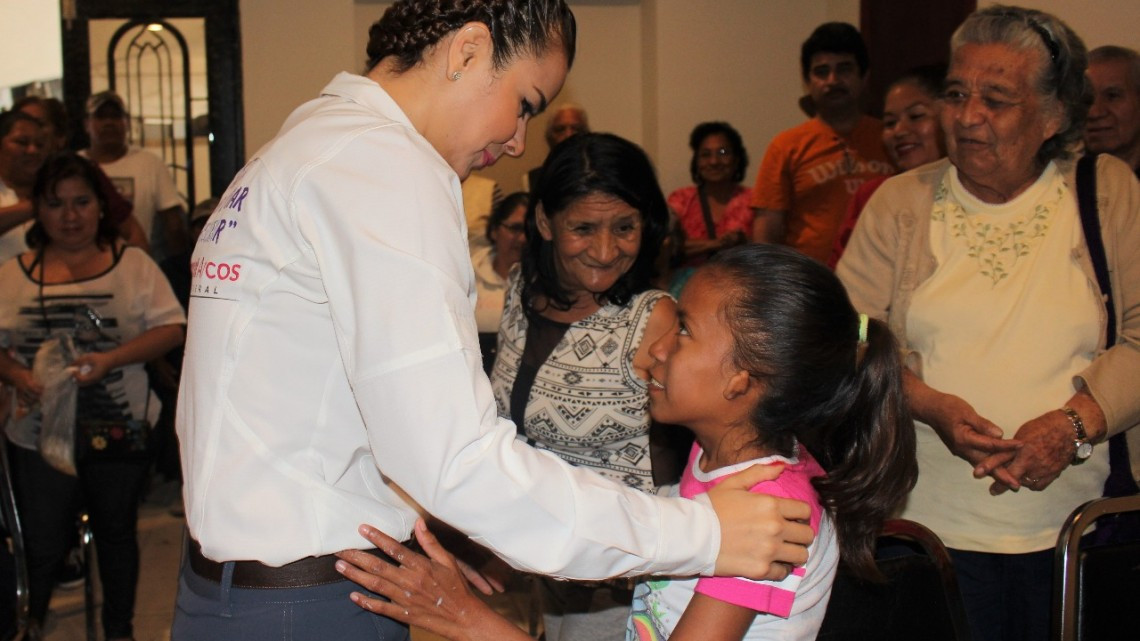 Beneficia diputada a 50 personas con aparatos auditivos 