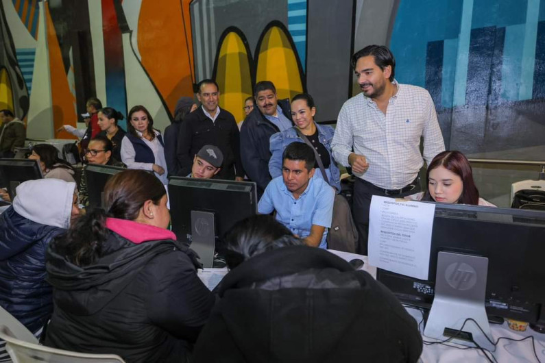 Becas del Gobierno de Carlos Peña Ortiz transforman vidas de familias en Reynosa