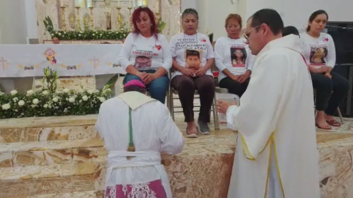 Lavan pies a madres buscadoras y migrantes en Jueves Santo