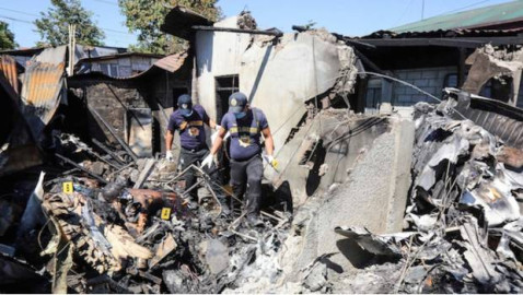 Deja al menos 10 muertos desplome de avioneta sobre una casa en Filipinas 