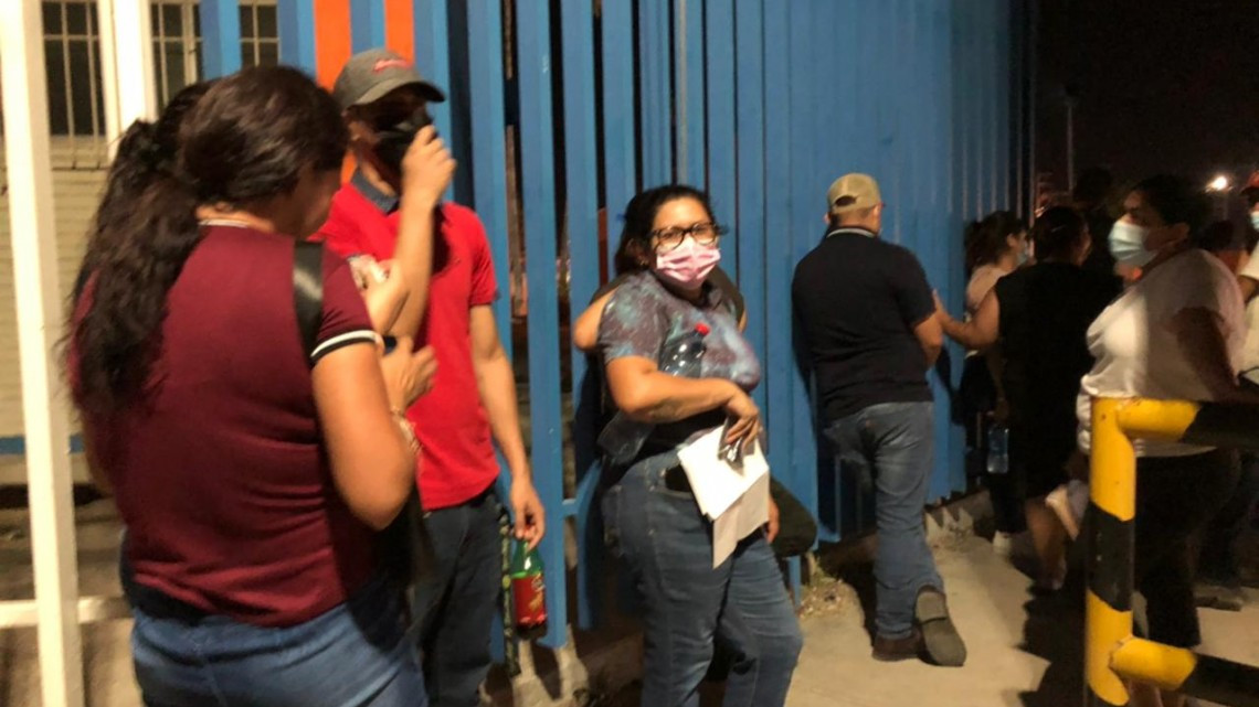 Se registran largas filas en el módulo de vacunación nocturno en Nuevo Laredo