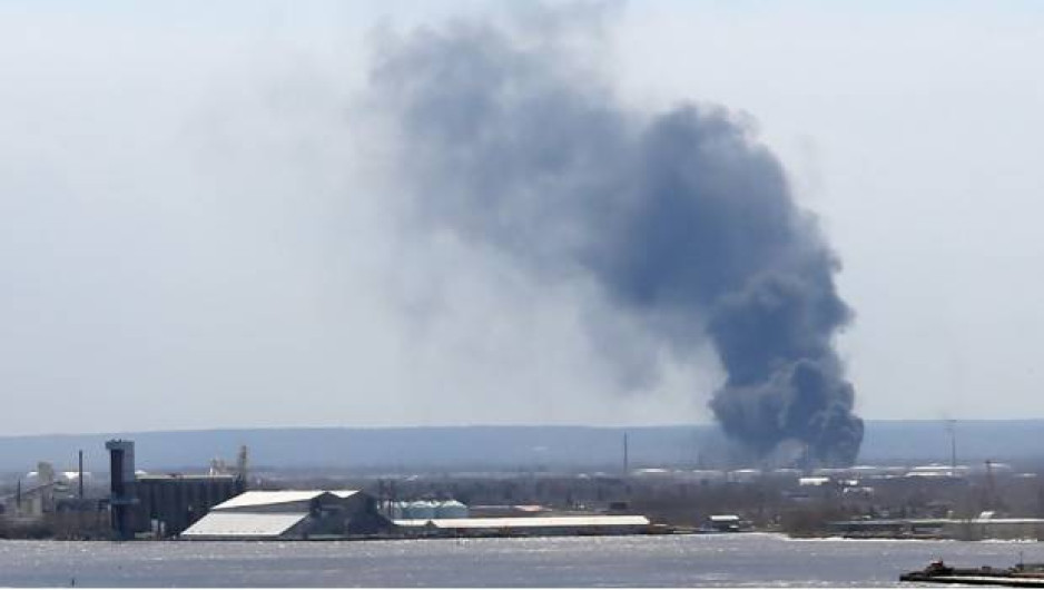 Explota refinaría en Wisconsin, deja 20 heridos