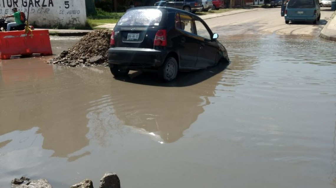 Caen dos vehículos en socavón en Ciudad Madero