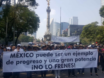 Marchan desde el Ángel de la Independencia en apoyo al NAIM