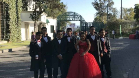 Sorprende quinceañera con sus fotos en Los Pinos