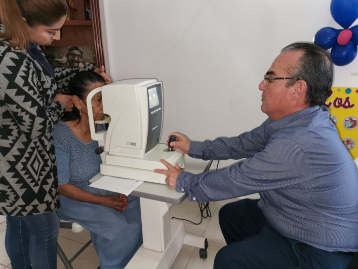 Realiza Club de Leones Brigada de Lentes para adultos mayores