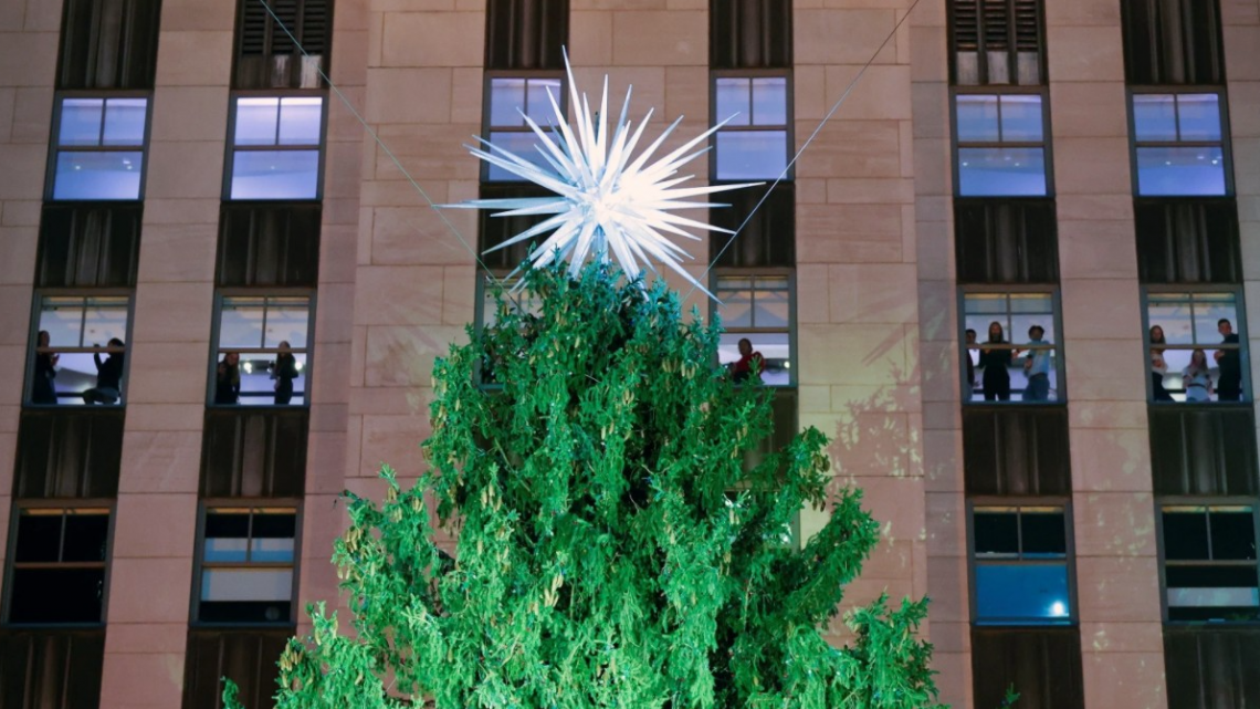¡Llegó la navidad! Encienden luces del tradicional árbol del Rockefeller