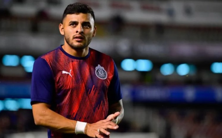 Alexis Vega abandona entrenamiento con la Chivas por lesión 