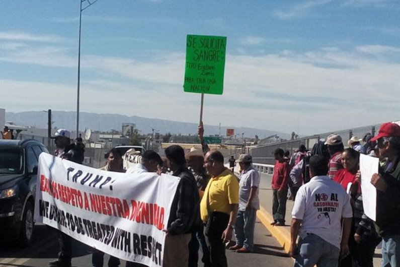 Cientos de manifestantes bloquean cruce fronterizo en Chihuahua