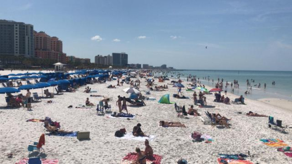 Anuncian toque de queda y cierres de acceso a la playa en Cameron