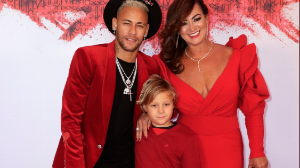 Neymar festeja sus 27 años con muletas 