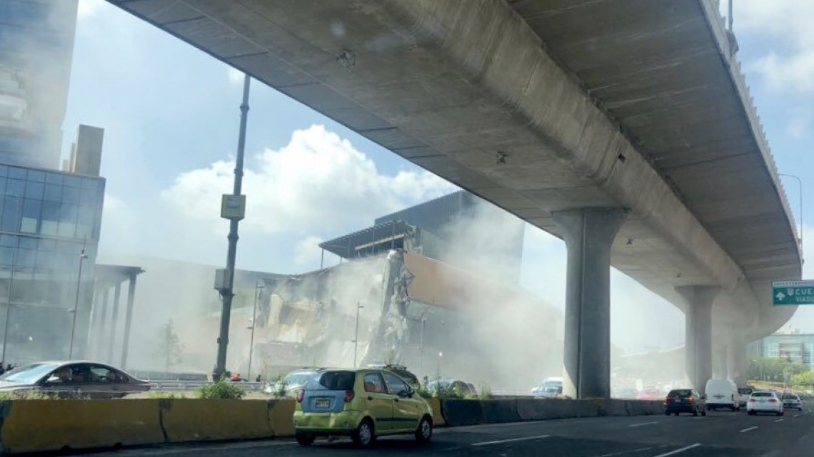 Colapsa estructura de plaza Artz Pedregal 