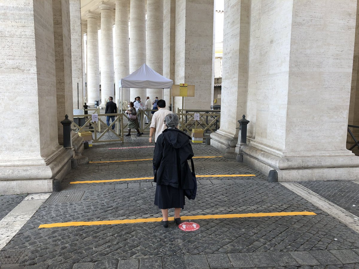 Reabre la basílica de San Pedro del Vaticano tras dos meses de cierre