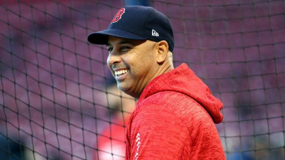 Renueva contrato Alex Cora con Medias Rojas de Boston