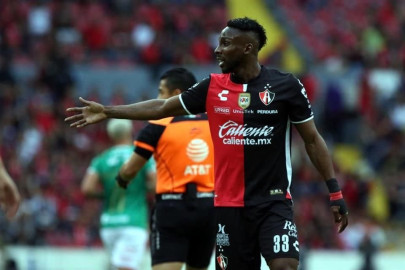 Operan a Julián Quiñones de una rodilla