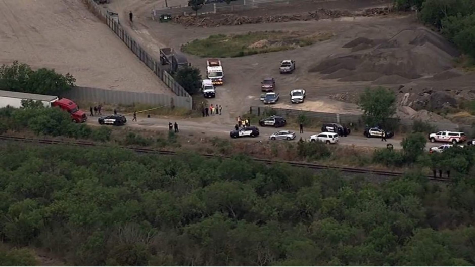 Encuentran cadáveres de 46 migrantes en un tráiler en San Antonio, Texas