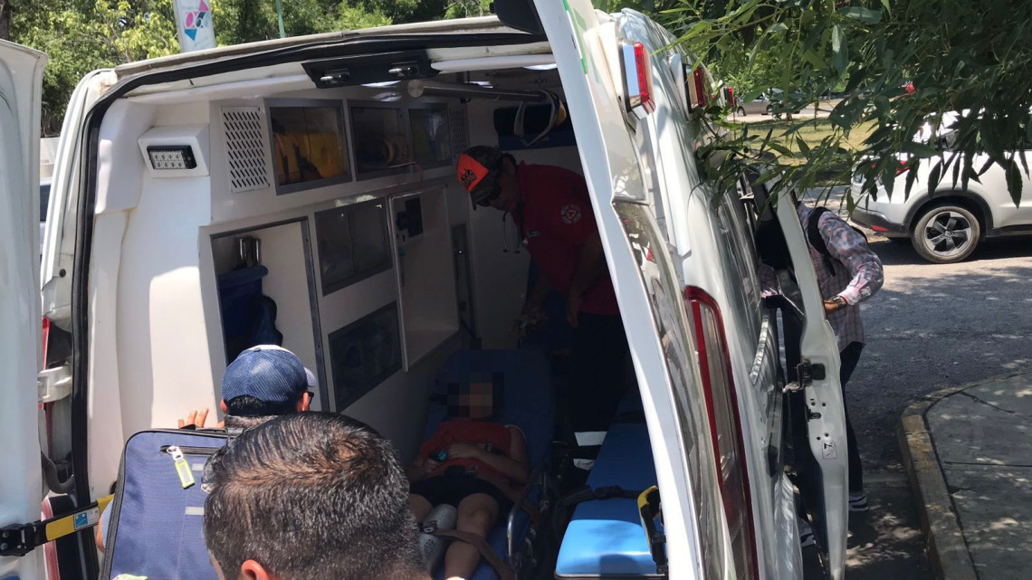 Atienden a 16 alumnos y una maestra por golpe de calor