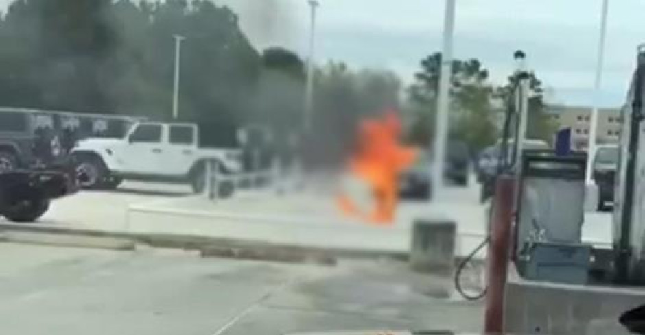 Hombre arde en llamas en las afueras de un negocio 