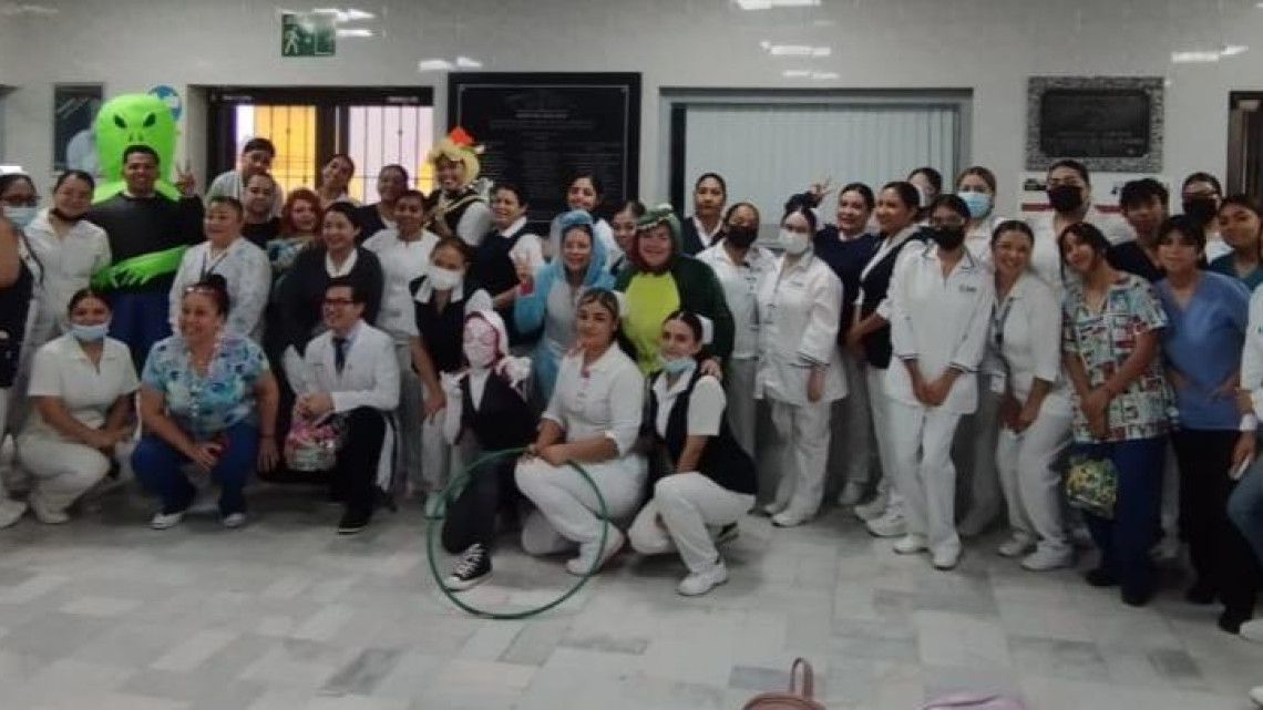 Personal de Salud celebra a niños y niñas en sala de espera