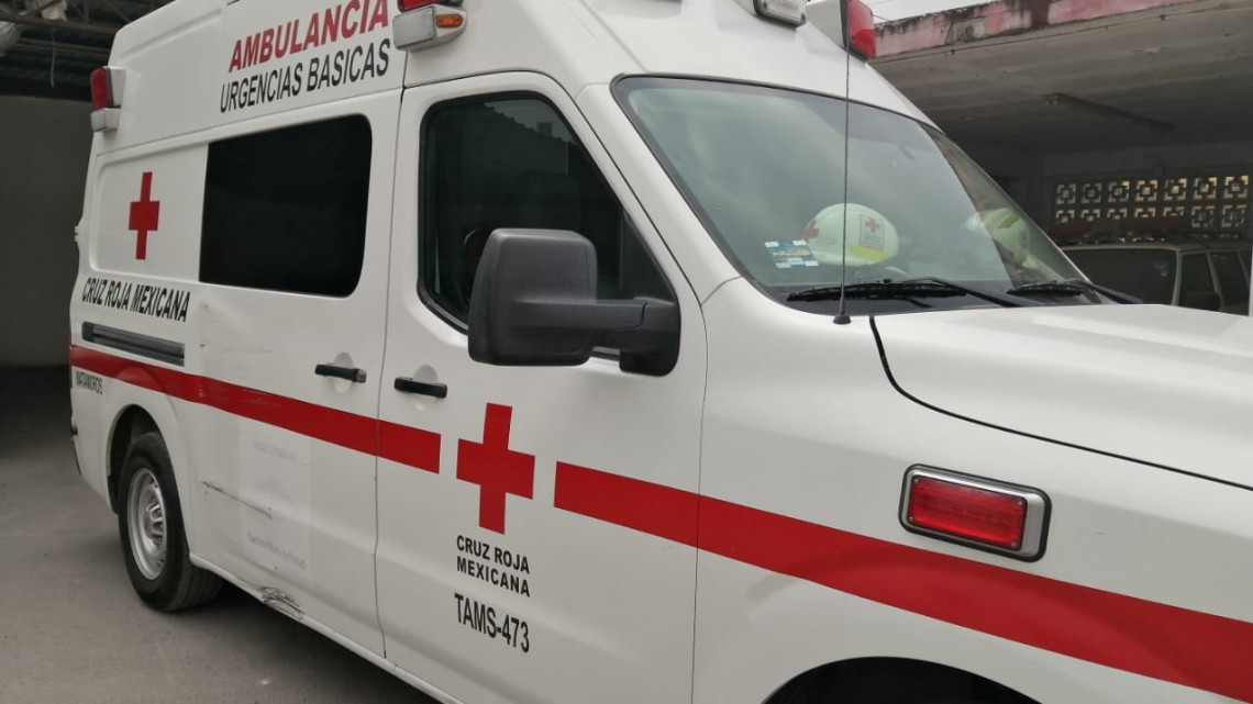 Con trajes especiales y extrema precaución paramédicos de Cruz Roja trasladan a sospechosos de COVID-19