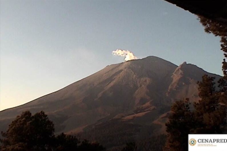 Popocatépetl registra leves exhalaciones de gases y vapor de agua