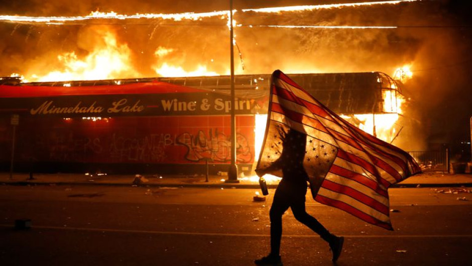 Tras 3 días de protestas, declaran toque de queda en Minneapolis 