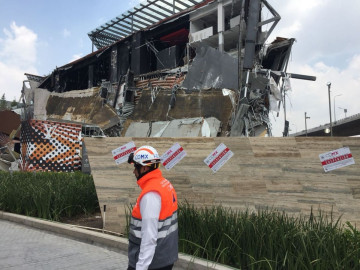 Sobrepeso, posible causa de colapso en Plaza Comercial Artz: PGJ-CDMX
